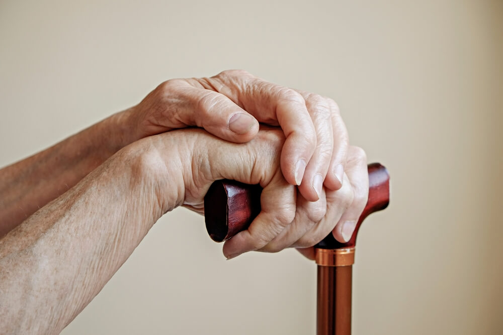 Тремор рук у пожилых людей