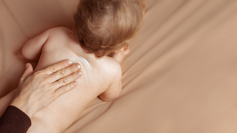 Зачем нужен массаж грудничку?