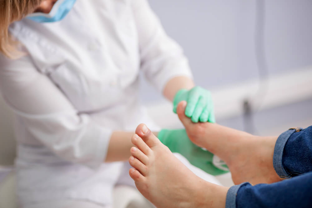 Как избавиться от неприятного запаха ног: рекомендации для женщин и мужчин - СНТА