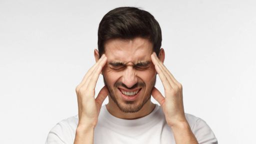 Что делать при сильной головной боли: причины и препараты