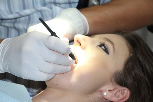 Почему зубы темнеют после удаления нерва?